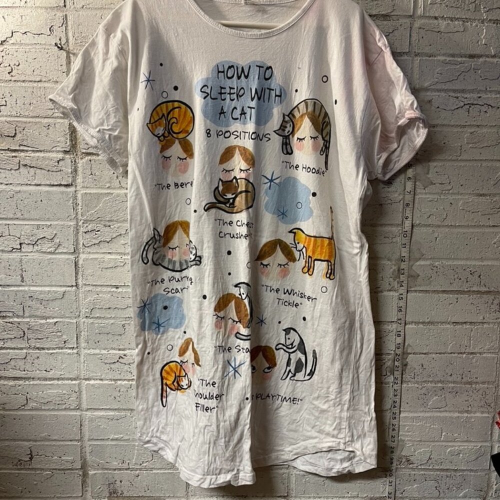 How to Sleep With a Cat Graphic Sleep Tee – One Size – 100% Cotton